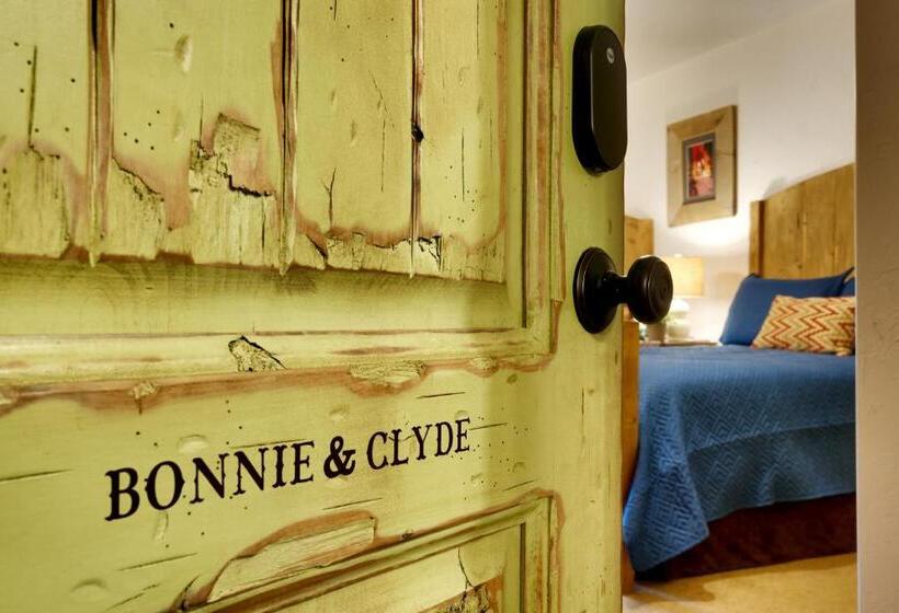 חדר סטנדרט, Hideout At The Rim