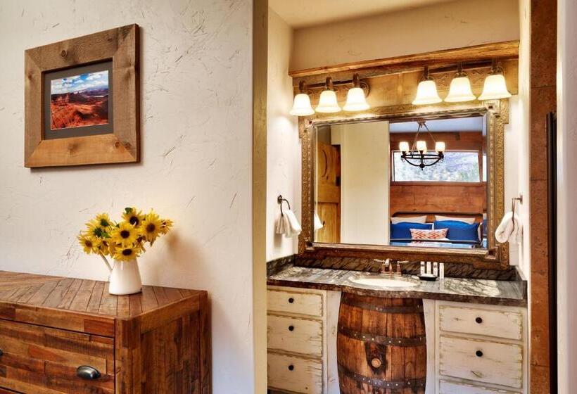 חדר דלוקס, Hideout At The Rim