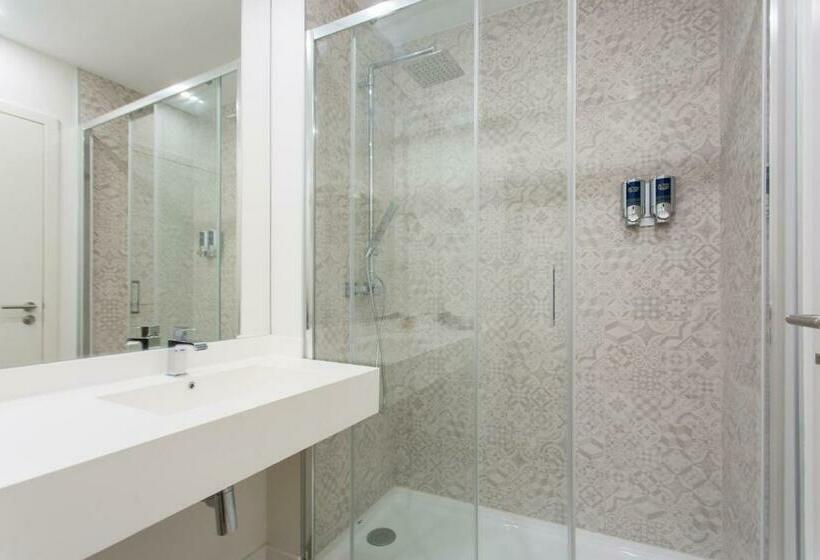اتاق خانوادگی با چشم‌انداز استخر, Four Points By Sheraton Sesimbra