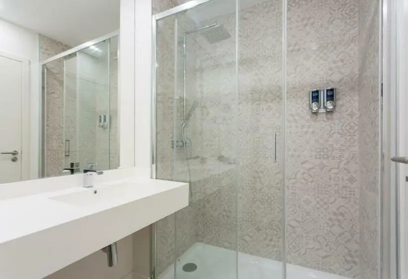 اتاق خانوادگی با چشم‌انداز استخر, Four Points By Sheraton Sesimbra