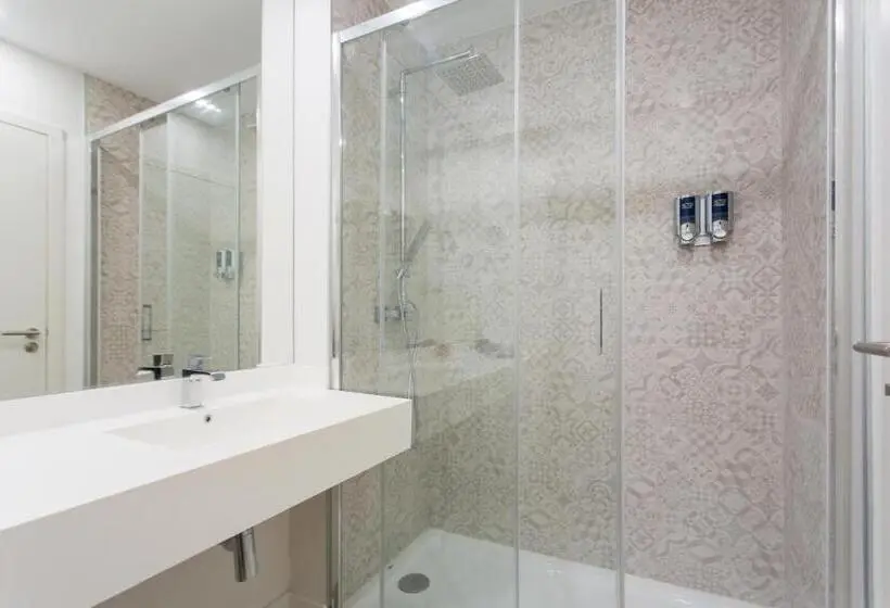 اتاق خانوادگی با چشم‌انداز استخر, Four Points By Sheraton Sesimbra