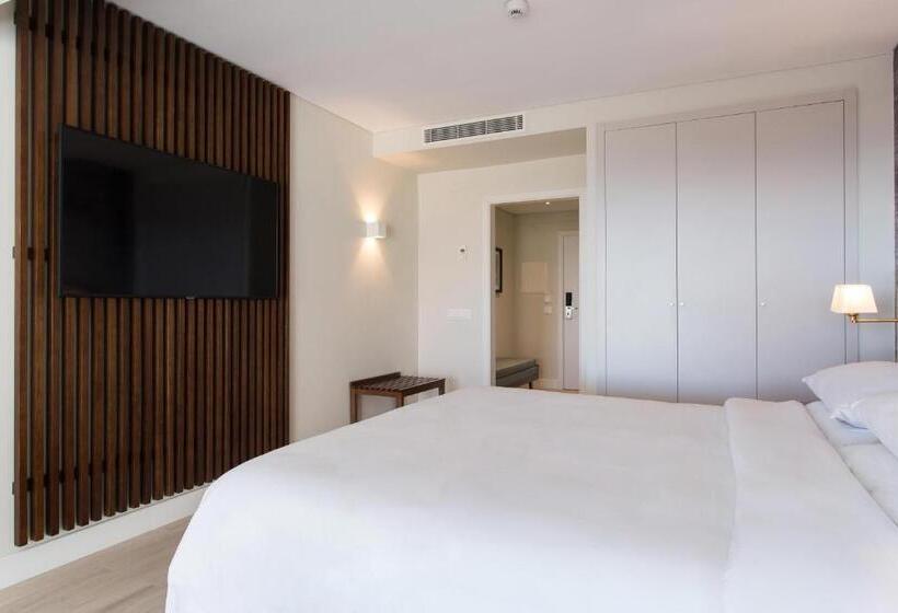 اتاق خانوادگی با چشم‌انداز استخر, Four Points By Sheraton Sesimbra