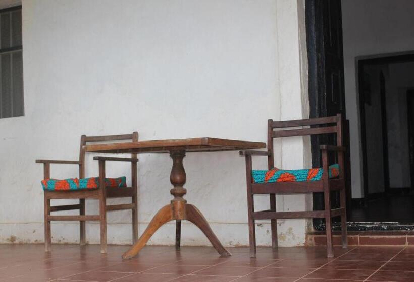 חדר בסיסי, Ten Degrees South