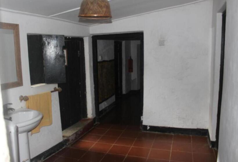 חדר בסיסי, Ten Degrees South