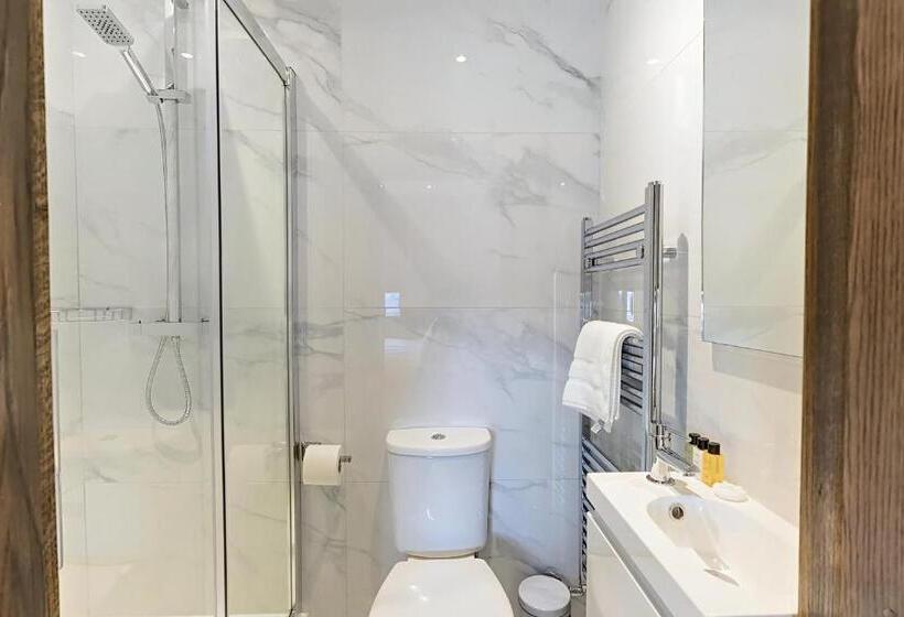 חדר דלוקס לשלושה, The Arc