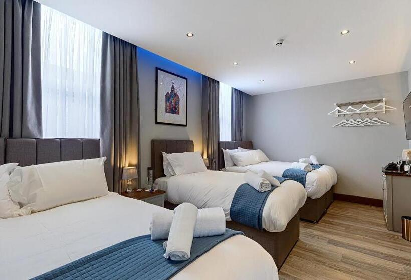 חדר משפחתי דלוקס, The Arc