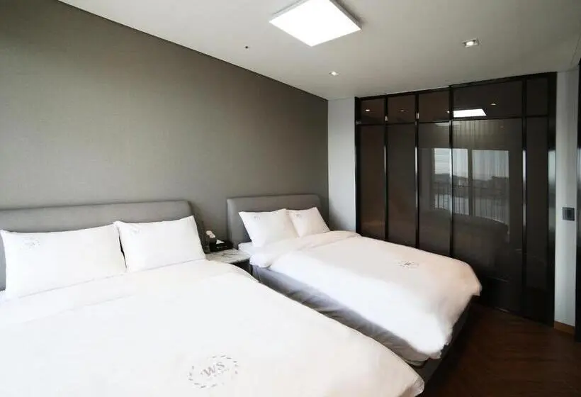 اتاق سه نفره سوپریور با چشمانداز دریا, World State Hotel Sokcho