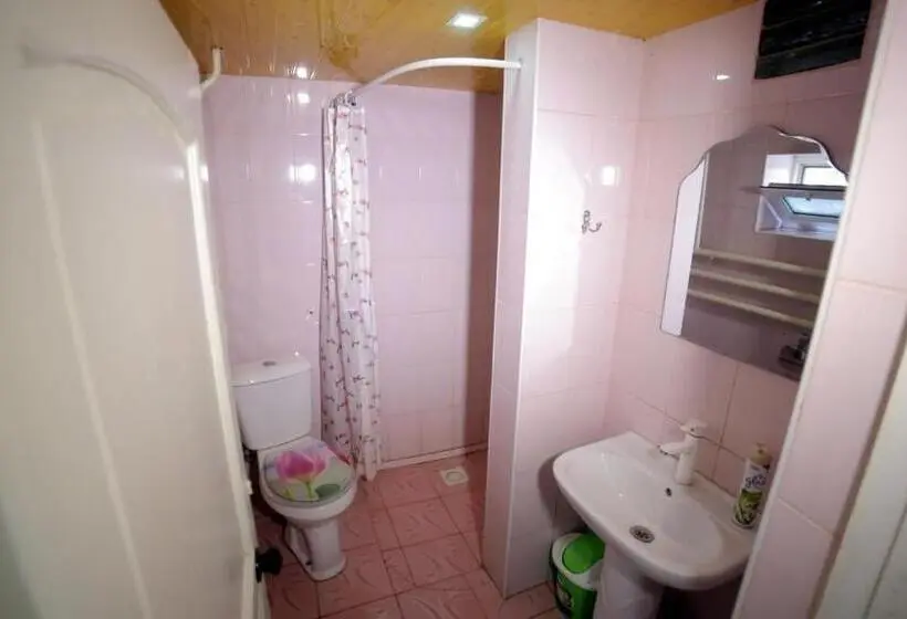 تختخواب در اتاق مشترک, Guest House Dilorom B&b