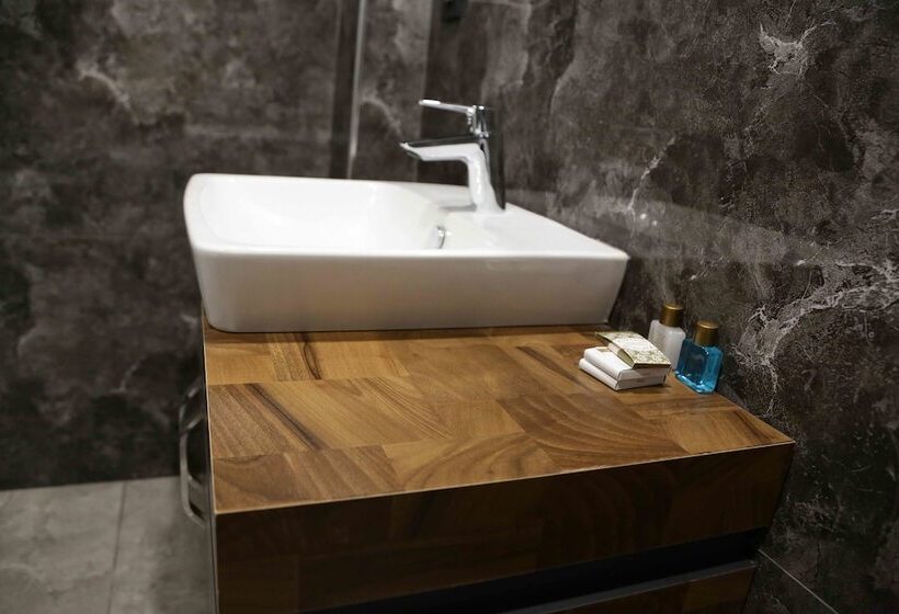 غرفة ديلوكس, Ladik