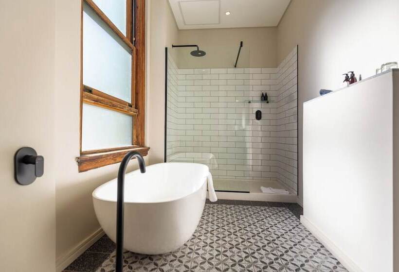 スイート, Old Bank Hotel Lion Roars Hotels & Lodges