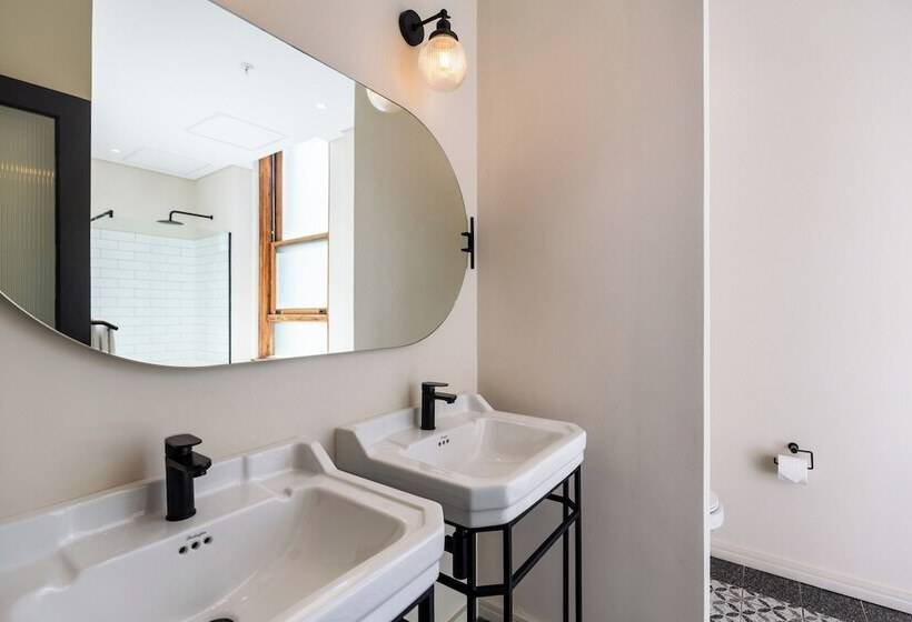 スイート, Old Bank Hotel Lion Roars Hotels & Lodges