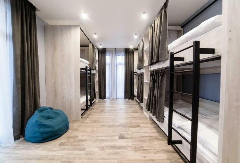 تختخواب در اتاق مشترک, Is’land Hostel