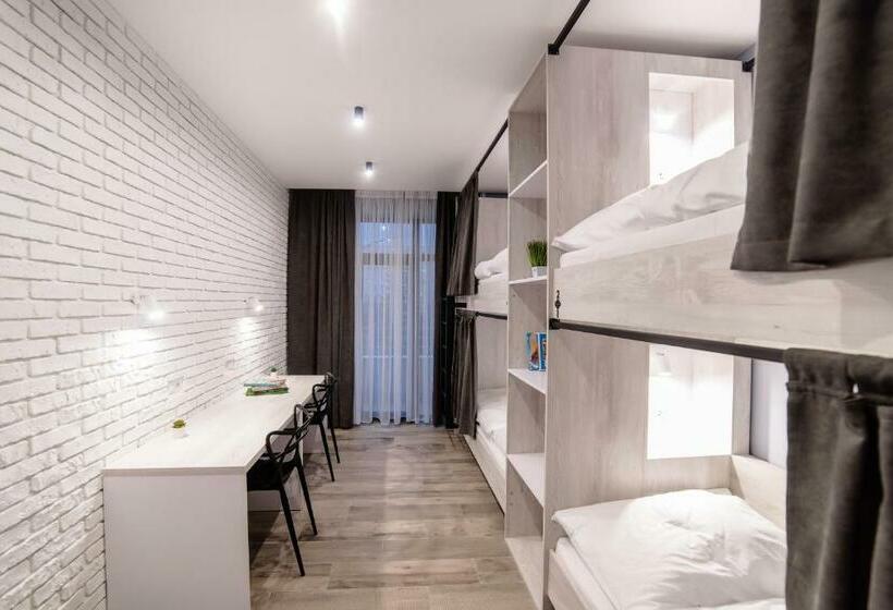 تختخواب در اتاق مشترک, Is’land Hostel