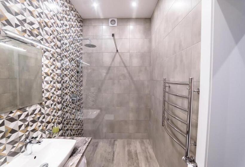 اتاق استاندارد سه تخته با سرویس بهداشتی مشترک, Is’land Hostel