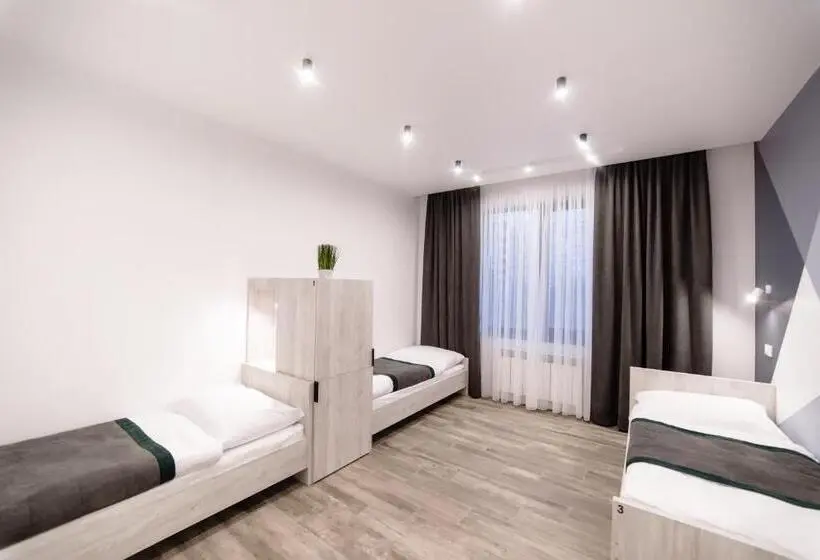 اتاق استاندارد سه تخته با سرویس بهداشتی مشترک, Is’land Hostel