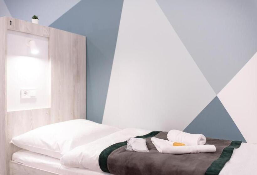 اتاق استاندارد با سرویس بهداشتی مشترک, Is’land Hostel