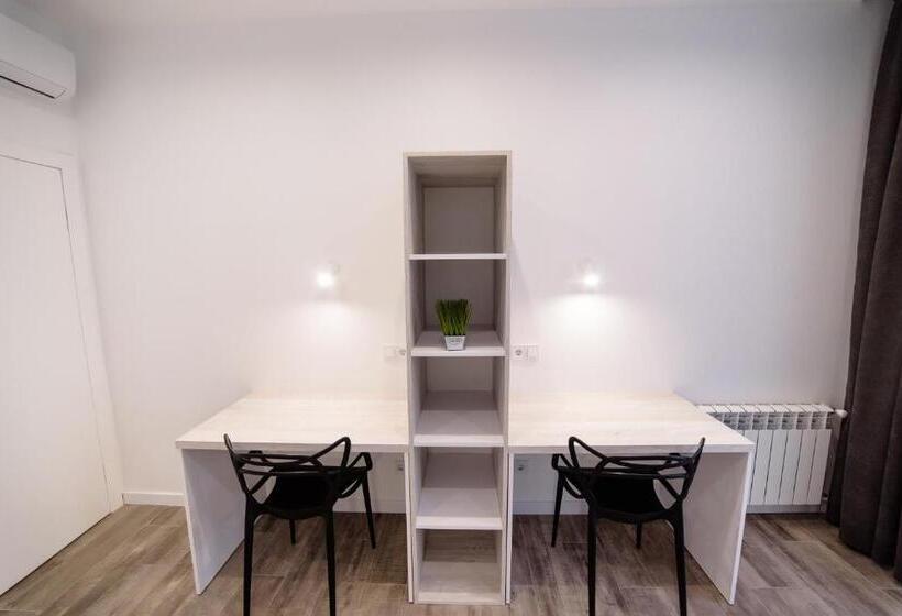 اتاق استاندارد با سرویس بهداشتی مشترک, Is’land Hostel