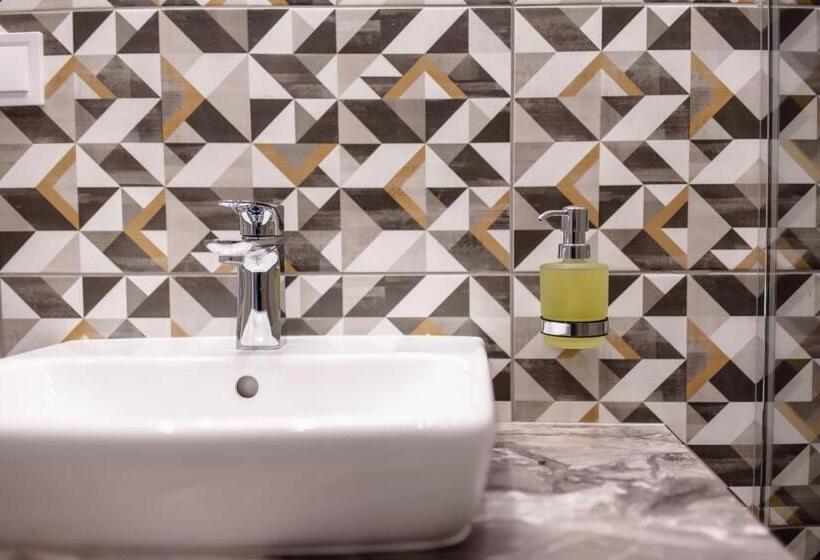 اتاق استاندارد با سرویس بهداشتی مشترک, Is’land Hostel