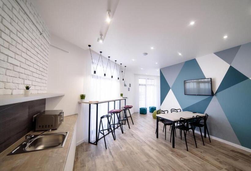 اتاق استاندارد با سرویس بهداشتی مشترک, Is’land Hostel