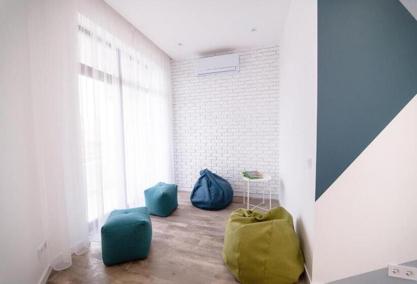 اتاق استاندارد با سرویس بهداشتی مشترک, Is’land Hostel