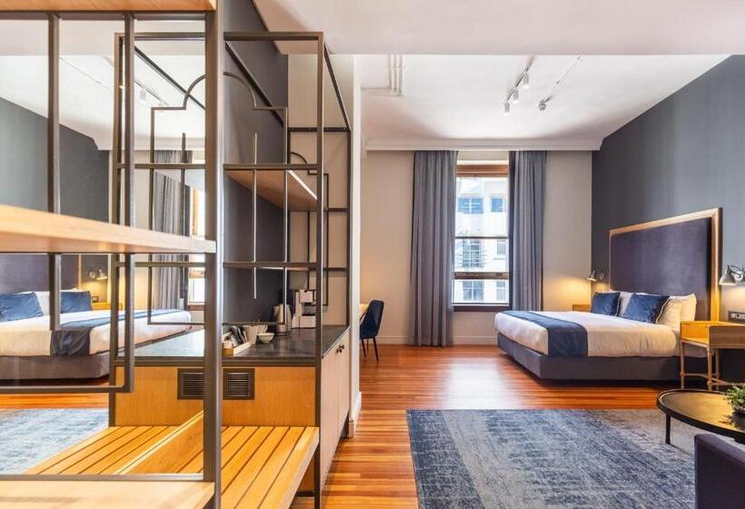 シティビュースイート, Old Bank Hotel Lion Roars Hotels & Lodges