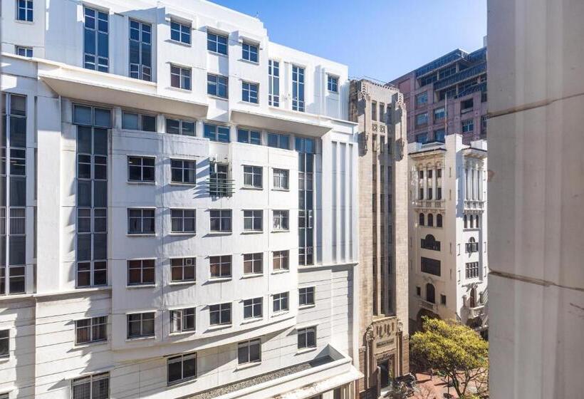 シティビュースイート, Old Bank Hotel Lion Roars Hotels & Lodges