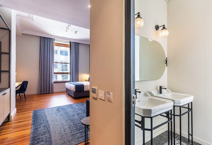 スイート, Old Bank Hotel Lion Roars Hotels & Lodges