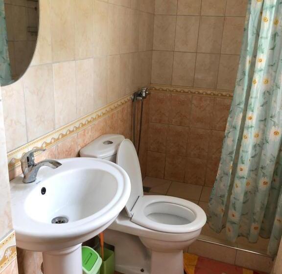 اتاق خانوادگی, Family Guest House