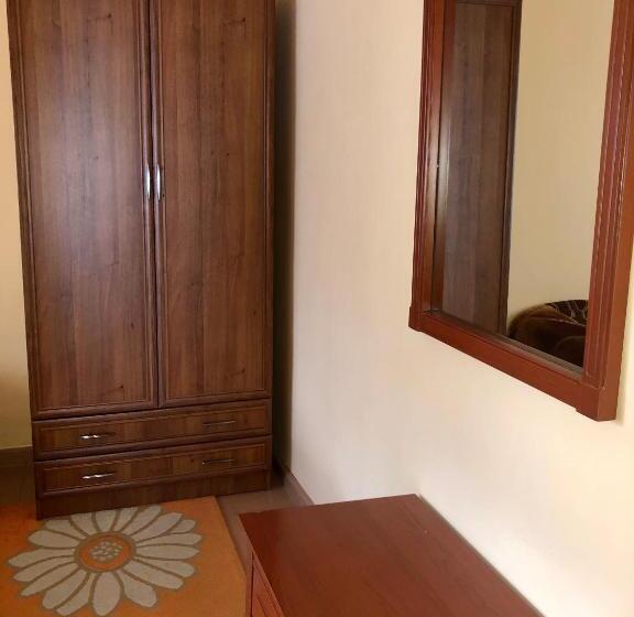 اتاق خانوادگی, Family Guest House