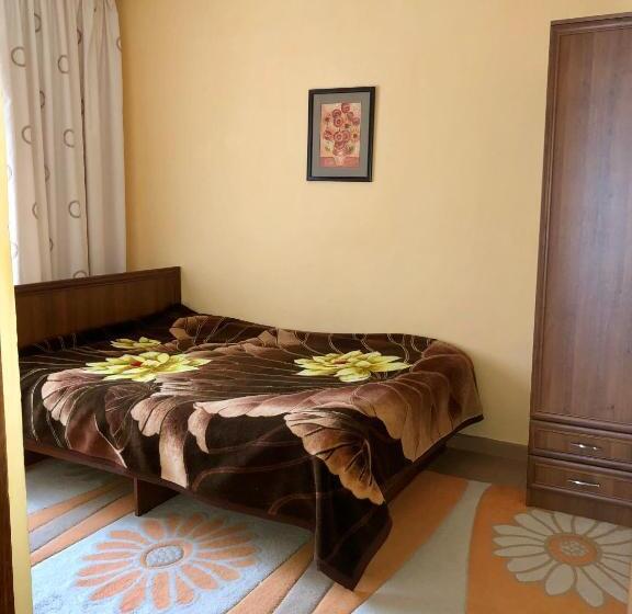 اتاق خانوادگی, Family Guest House