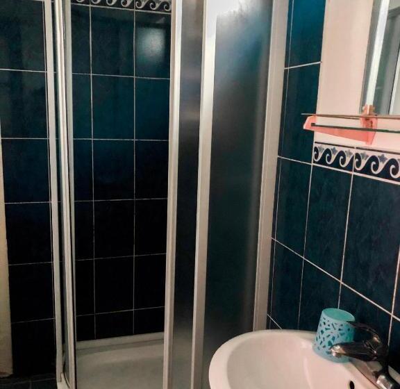 اتاق خانوادگی, Family Guest House