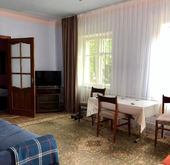 اتاق خانوادگی, Family Guest House