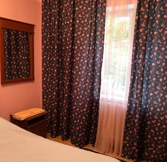 اتاق خانوادگی, Family Guest House