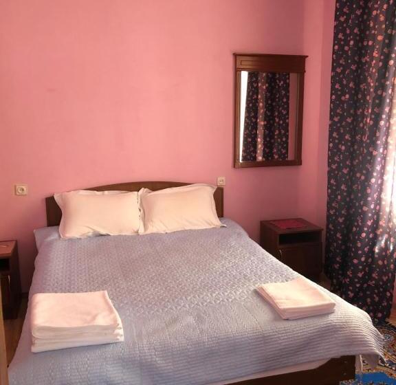 اتاق خانوادگی, Family Guest House