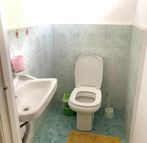 اتاق اکونومی, Family Guest House