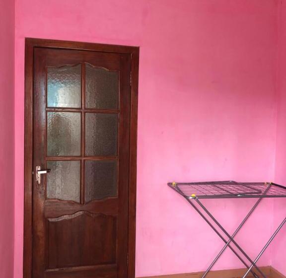 اتاق خانوادگی, Family Guest House