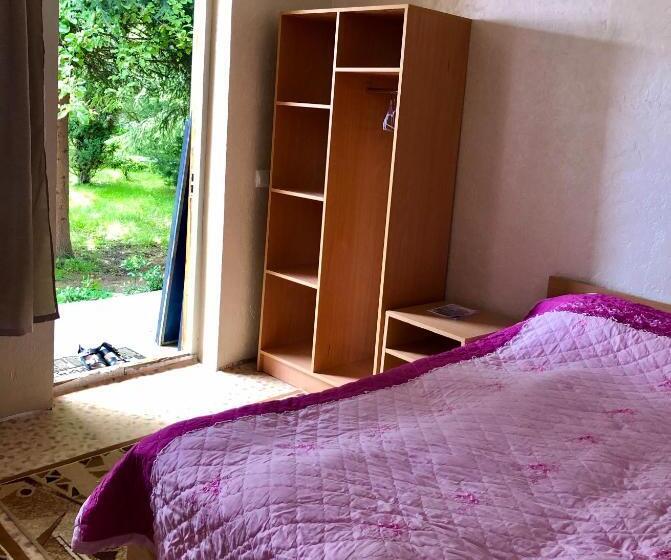 اتاق اکونومی, Family Guest House