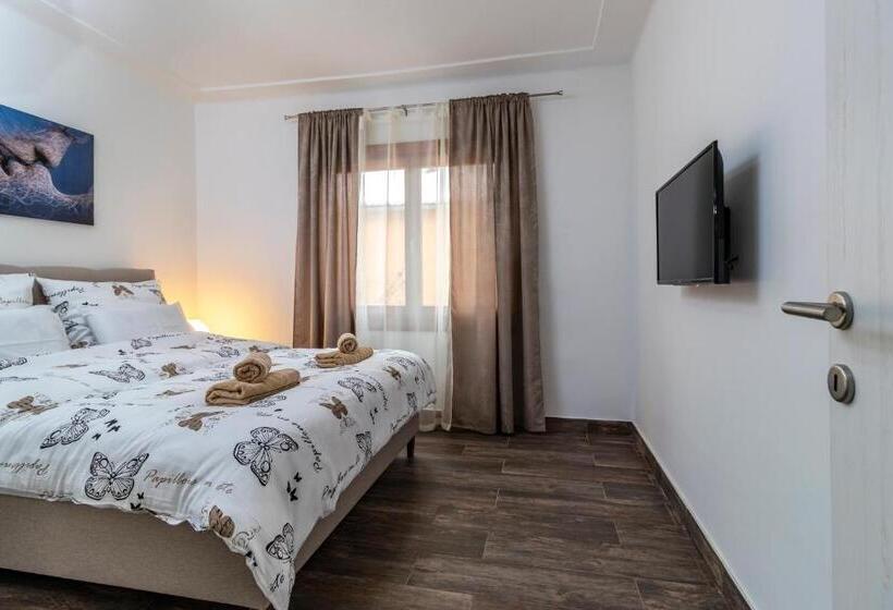 سوییت, House Of Surprise