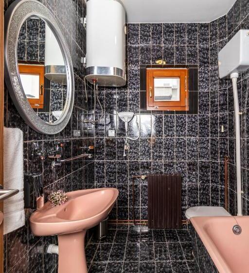 سوییت, House Of Surprise