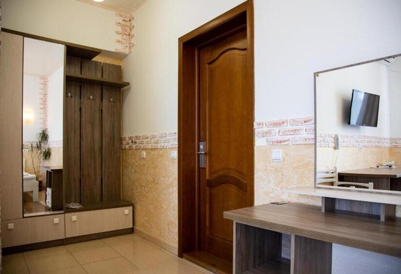 اتاق خانوادگی, Trio Hotel Restaurant