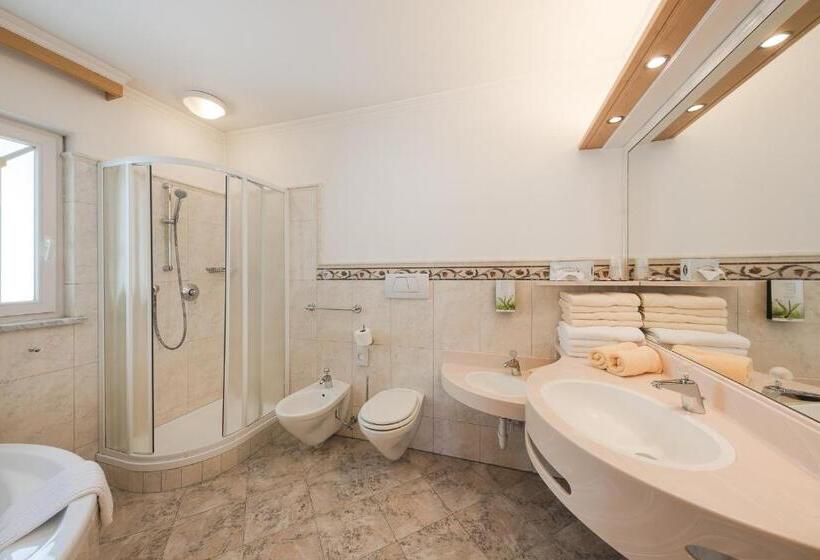 דירת חדר, Heidi & Edith Family Apart