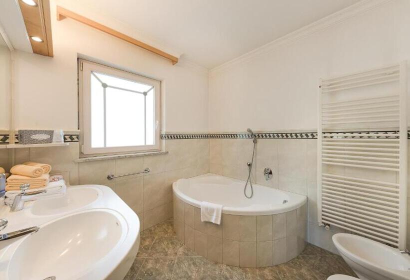 דירת חדר, Heidi & Edith Family Apart