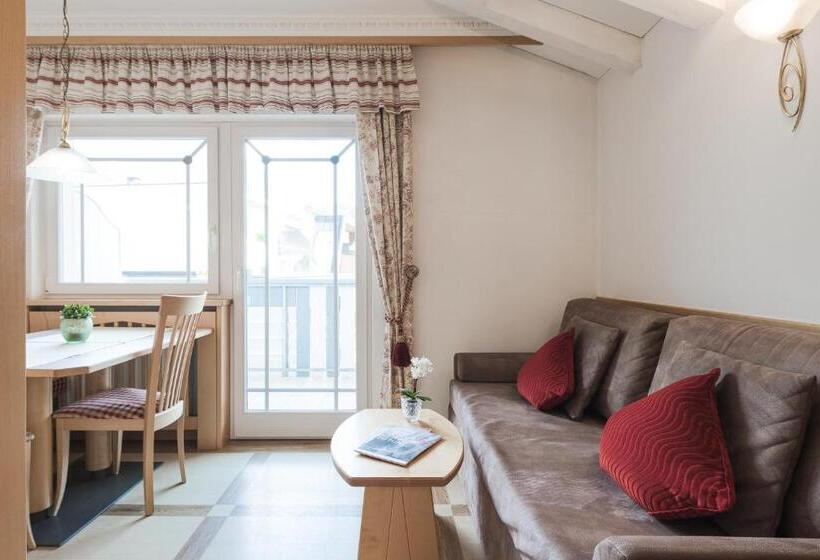 דירת שני חדרים, Heidi & Edith Family Apart