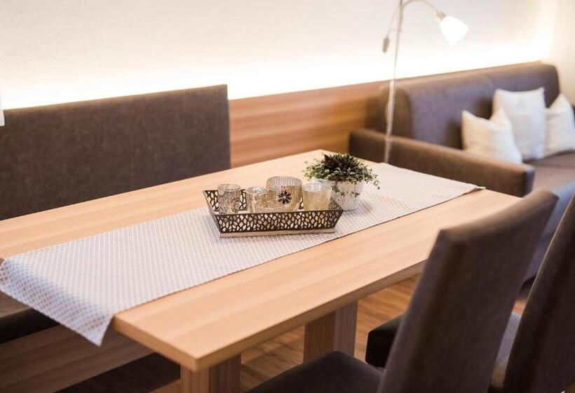 דירת חדר, Heidi & Edith Family Apart