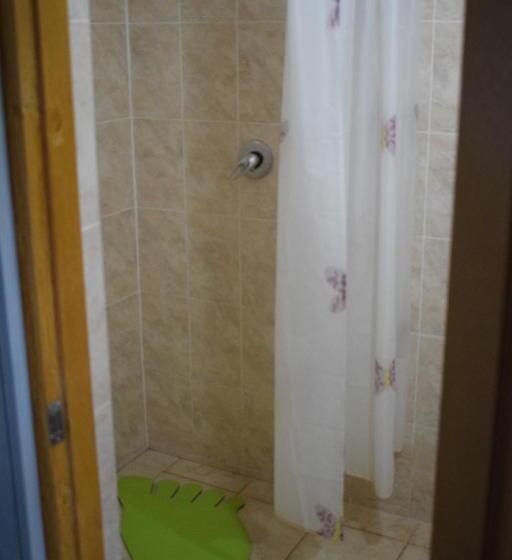 اتاق استاندارد سه نفره, Constancia