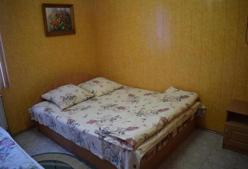 اتاق استاندارد سه نفره, Constancia