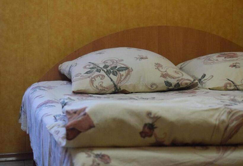 اتاق استاندارد سه نفره, Constancia