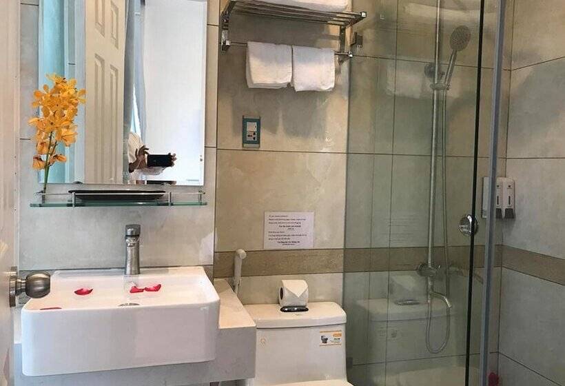 سوئیت با چشمانداز رودخانه, Winston