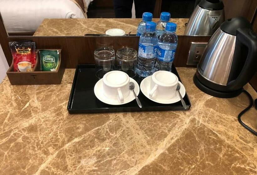 اتاق لوکس, Lake Hills