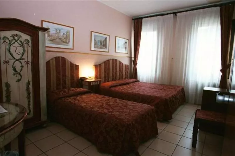 اتاق استاندارد سه نفره, Ariston
